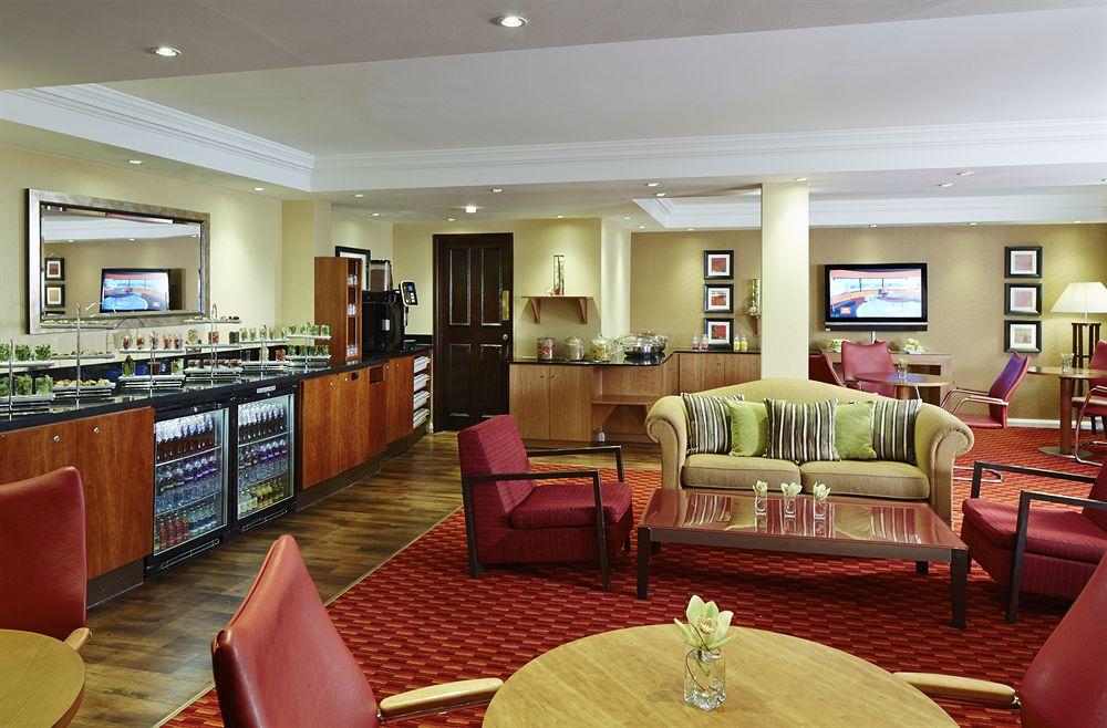 Delta Hotels By Marriott Heathrow Windsor Ngoại thất bức ảnh